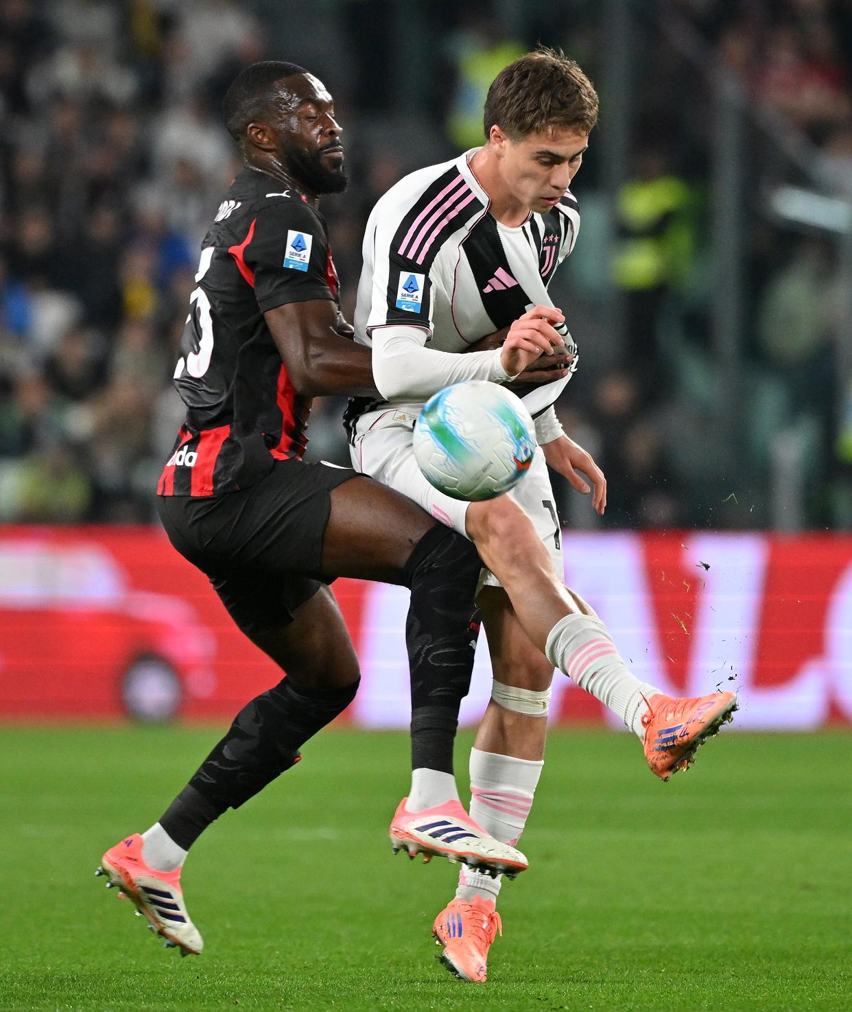 亚博电竞-C罗在尤文图斯比赛中爆冷AC米兰清晨内部沟通，阿贾克斯围绕欧篮联造点机会看傻球迷的简单介绍