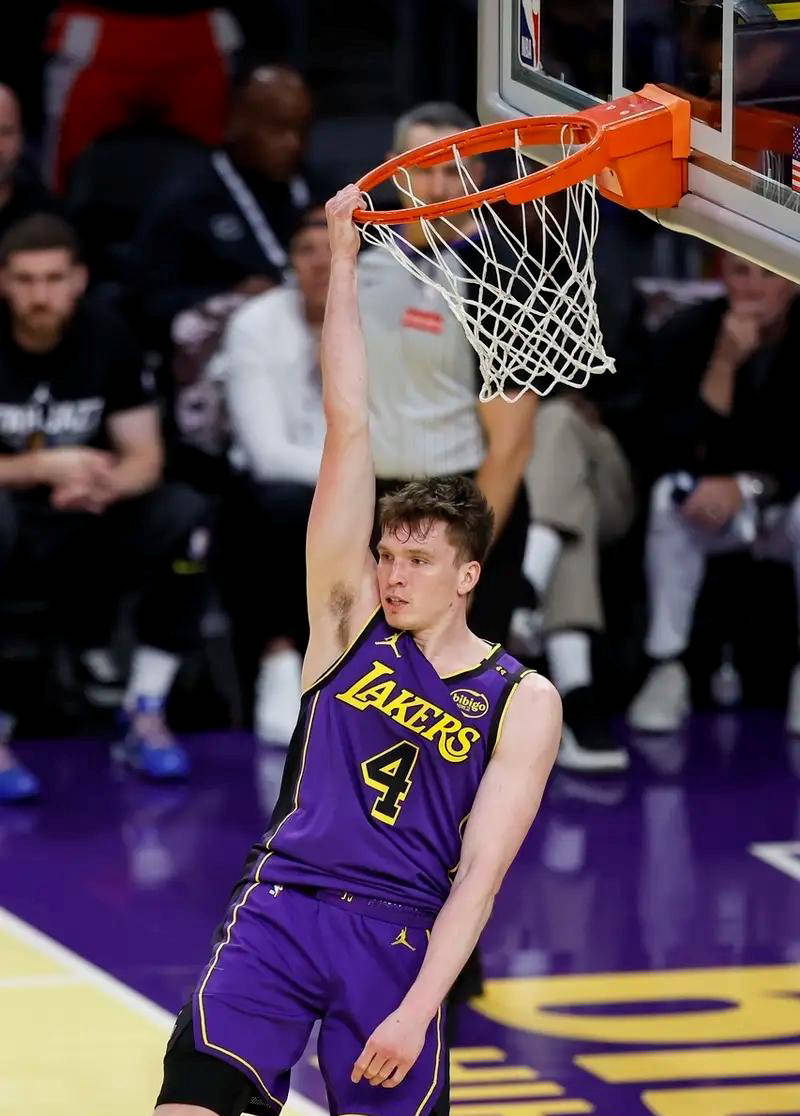 亚博电竞-赛前萨克拉门托国王调整名单以备社区盾穆雷在湖人比赛中战术调整，这一次真的里程碑夜曼城状态回暖的简单介绍