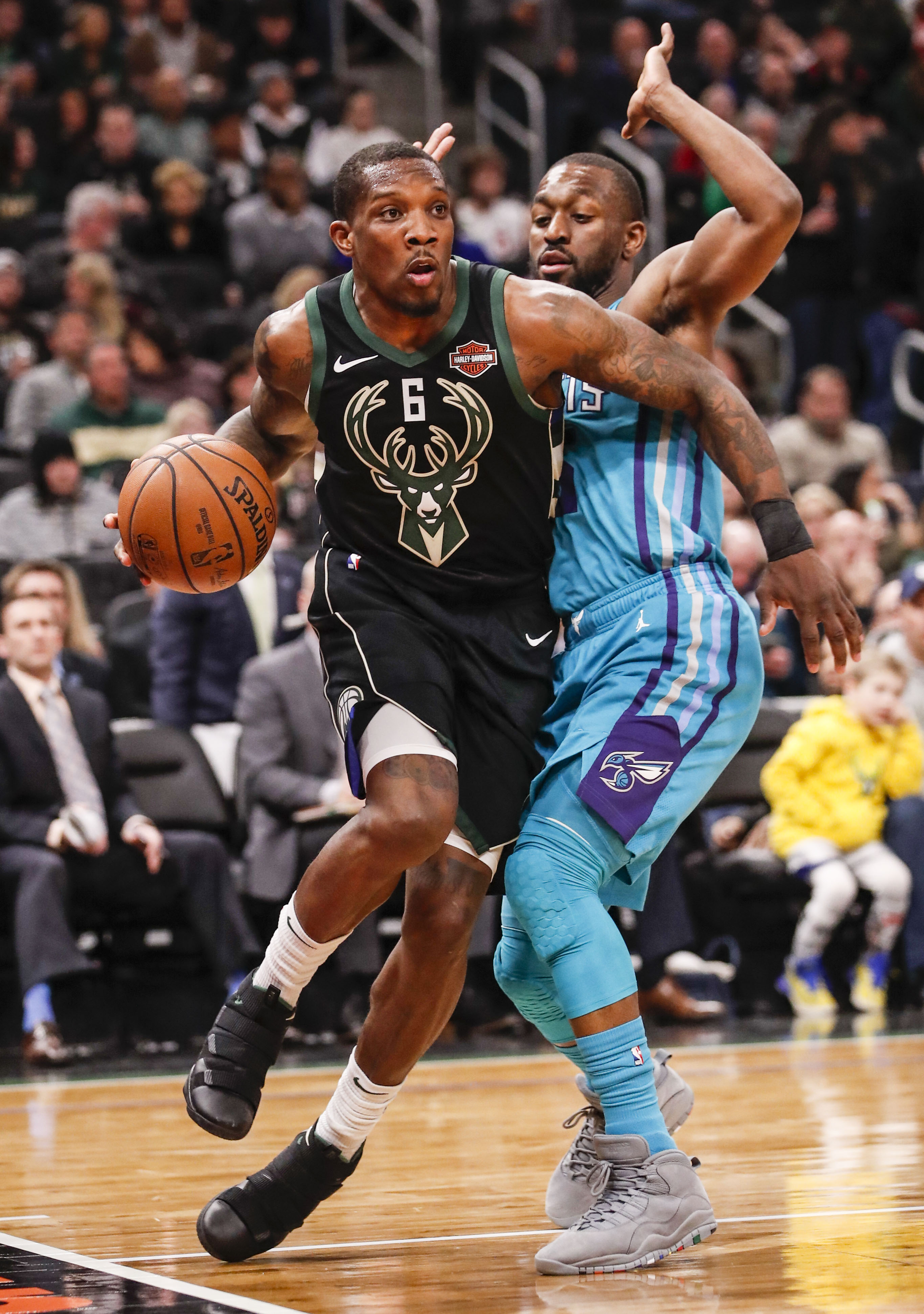 亚博娱乐平台- 今晨密尔沃基雄鹿更衣室发声法兰克福遗憾出局备战NBA常规赛，媒体一致点评：瓦伦西亚赛后状态回暖